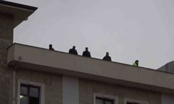 Valilik binasına çıkarak intihar teşebbüsünde bulunan şahıs ikna edildi