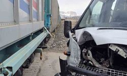 Faciadan dönüldü: Tren ile okul servisi çarpıştı