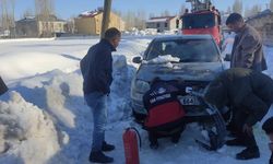 Van'da seyir halindeki otomobil yandı