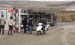 Virajı alamayan tır yan yattı