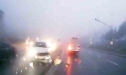 Yağışlı havada kontrolden çıkan otomobil refüje çıktı