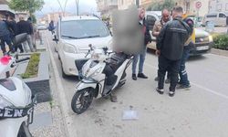 Yayalara yol veren motosiklete otomobilin çarptığı anlar kamerada: 1 yaralı