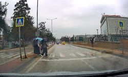 Yayalara yol vermeyen otomobil öğrencileri tehlikeye attı
