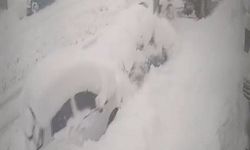 Yoldaki karı temizleyen iş makinası kardan kaybolan otomobile çarptı