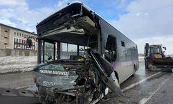 Yüksekova'da belediye otobüsü ile minibüs çarpıştı: 18 yaralı