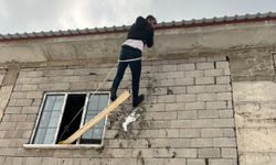 Yüksekova'da yürekleri ağza getiren kaza: Çatıda asılı kalan vatandaş kurtarıldı