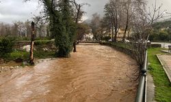 Antalya'da sağanak: Evler ve bahçeler su altına kaldı