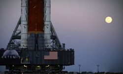 NASA, Artemis II roketini tamir için fırlatma rapmasından hangara çekiyor