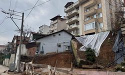 Kocaeli'de istinat duvarı yıkıldı: 2 bina boşaltıldı