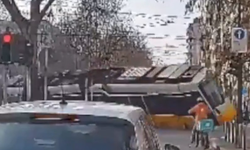 Tramvay raydan çıkıp mağazalara daldı!