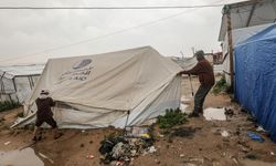 Gazze Belediyesi: Etkili olan fırtına nedeniyle yüzlerce çadır sular altında kaldı