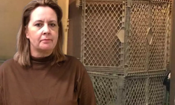 Evlat edindiği çocuklarını kafese kapat