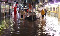 İzmir'de sağanak: İş yerleri ve yollar su altında kaldı
