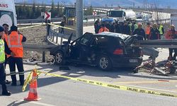 Bariyerlere ok gibi saplanan otomobil can aldı: Anne ve baba öldü, 3 yaşındaki çocuk yaralı