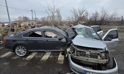 İki otomobil çarpıştı: Baba ve oğlu hayatını kaybetti