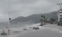 Kurşunlu Sahili sular altında: Fırtına denizi caddeye taşıdı