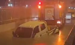 İzmir’de alt geçitte mahsur kalan sürücü hayatını kaybetti