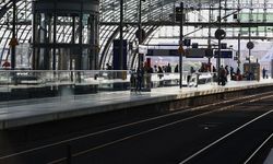 Berlin Merkez Tren İstasyonu'nda "yürüyen merdiven krizi" sürüyor