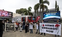 İsrailli aktivistlerden, Tel Aviv'deki silah fuarında Gazze protestosu