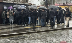 Yağmur çamur dinlemiyorlar! 14 Şubat'taki heyacan için sırada bekliyorlar