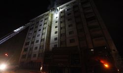 katlı binada yangın: 13 kişi dumandan etkilendi