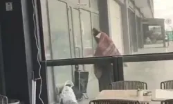 Kıyafetlerini değiştirip dilenen kadın kameraya yansıdı