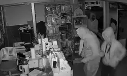 Kadın kılığına girip, sigara çaldılar