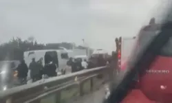 D-100 karayolunda minibüs devrildi