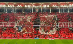 Tribünlerden Milli Takım için anlamlı pankart