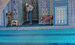 Bursa'da cezaevinden izinli çıktı, girdiği 3 camideki ses sistemlerini sopayla kırıp söktü