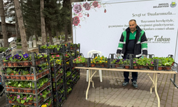 İnegöl’de Bayram Öncesi Mezarlıklar Çiçek Bahçesine Büründü