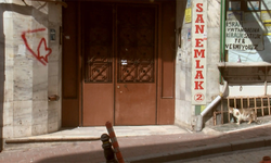 Misafirlerin yanında eşini döverek öldürdü