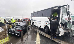 Polis servisinin de karıştığı zincirleme kaza;1 polis şehit oldu, 16 yaralı