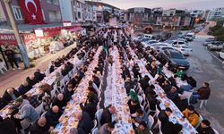 Buz gibi havada bin 500 kişi sokak iftarında buluştu