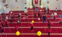 Bursa'da imam ve eşinden çocuklar için camide renkli süsleme