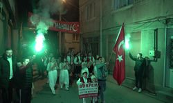 Bursa'da Balkan esintili sahur: Sokak sokak dolaşıp börek topladılar