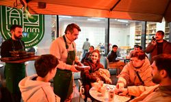 Başkan Yılmaz önce pişirdi sonra ikram etti