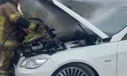 Bursa'da lüks otomobil küle dönmeden söndürüldü