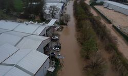 Bursa'da Ürünlü Deresi taştı, araçlar mahsur kaldı