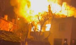 Alevlere teslim olan iki katlı ev kullanılmaz hale geldi