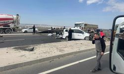 Ankara'da korkutan kaza: Otomobil bariyerlere ok gibi saplandı