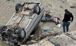 Ayancık'ta otomobil ırmağa uçtu: 1 yaralı