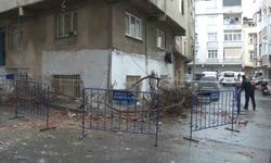 Bağcılar'da bir binanın çatısı çöktü: 2 araç hasar gördü