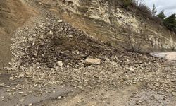 Bursa'da heyelan yolu kapattı