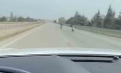 Bursa'da motor üstünde yatarak tehlikeli yolculuk