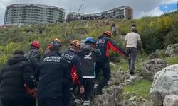 Dengesini kaybederek kayalıklardan düşen kadını ekipler kurtardı