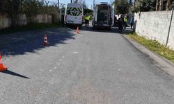 Dörtyol'da öğrenci servisi elektrik direğine çarptı: 4 yaralı