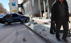 Elazığ'da otomobil, mobilya mağazasına girdi