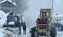 Erbaa'da kapanan köy yolu ekiplerin çalışmasıyla açıldı