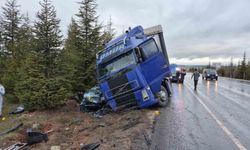 Eskişehir'de kontrolden çıkan tır otomobili altına aldı: 1 ölü, 1'i ağır 2 yaralı